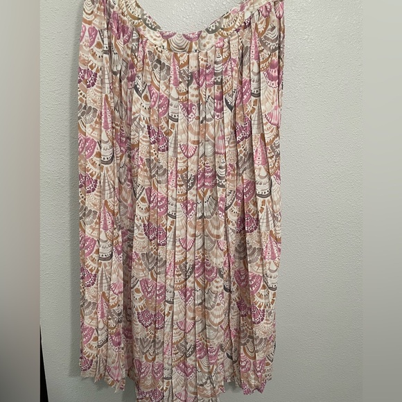 Pleated Shell ModCloth Skirt - Picture 2 of 4